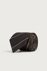 Corbata de seda ancha color marrón, con diseño de rayas diagonales en tonos azul y blanco.