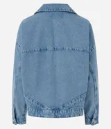 Campera de jean oversized de corte amplio con recortes estructurales, cierre frontal con botones metálicos, cuello clásico y bolsillos frontales.