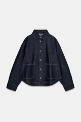 Cazadora de denim azul oscuro con cuello solapa, manga larga, cierre frontal con botones metálicos y bolsillos delanteros de plastrón.