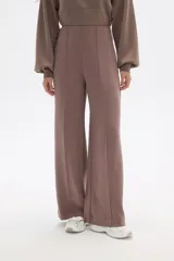 Pantalon de corte recto y tiro alto, confeccionado en poliester, con pinzas frontales que definen su estructura.