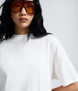 Vestido estilo camiseta de algodón, con cuello redondo, mangas cortas y diseño oversized con efecto balonê en el ruedo.