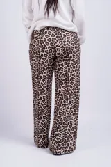 Pantalón palazzo con estampado animal print de leopardo en tonos marrón y negro.