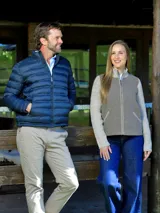 Campera puffer azul marino de manga larga, con cuello alto, bolsillos laterales con cierre y diseño acolchado horizontal.