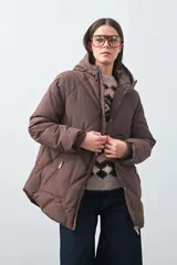 Campera puffer color marrón con diseño acolchado romboidal, capucha y bolsillos laterales con cierre.