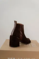 Botas cortas de cuero marrón con elástico lateral y tacón ancho.