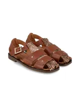 Sandalias de cuero color marrón, con diseño de tiras cruzadas y detalles con estampa animal print de serpiente, talón cerrado y hebilla metálica de ajuste en el lateral.