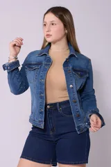 Campera de jean azul de lavado medio, con cuello tradicional, botones metálicos marrones, bolsillos superiores con tapa y puños abotonados.