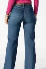 Jean de tiro alto y corte recto color azul, confeccionado en denim firme. Cuenta con bolsillos traseros clásicos y presillas para cinto.