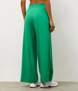 Pantalón deportivo de microfibra color verde, de corte recto y cintura elastizada, con línea lateral en contraste.