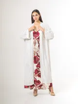Kimono largo azul marino confeccionado en viscosa, con bordes de satén, diseño fluido y mangas amplias.