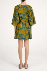 Kimono fluido con estampado abstracto en tonos mostaza y verde azulado, con mangas tres cuartos y lazo ajustable en la cintura.