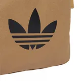 Mochila Adidas Adicolor Classic color beige con el logotipo del trébol en negro en el bolsillo frontal. Cuenta con compartimento principal con cierre, bolsillo delantero y tirantes ajustables.