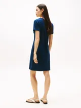 Vestido corto estilo remera de manga corta y cuello V, color azul marino, confeccionado en tejido acanalado de algodón regenerativo.