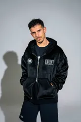 Short deportivo de lycra color negro, con ajuste elástico y estampa original de la marca en la pierna derecha.