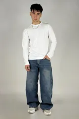 Pantalón de jean azul con efecto lavado, corte amplio, bolsillos cargo laterales y cintura baja.