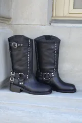 Bota de caña media color negro, con hebillas plateadas y tachas.