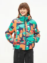 Campera puffer corta con estampado abstracto en tonos verde, naranja y azul. Tiene cuello alto, cierre frontal con cremallera y bolsillos laterales.