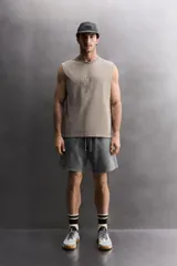 Musculosa de algodón con calce relajado y efecto lavado. Presenta cuello redondo, sisas amplias y estampado frontal con texto y logo a contraste.