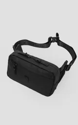 Riñonera negra de material impermeable (tracker waterproof) con tres bolsillos frontales con cierre y un bolsillo lateral. Incluye correa regulable con broche de mochila.