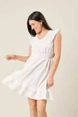 Vestido corto blanco con cuello en V, mangas cortas con volados, cintura elastizada y falda con volados.