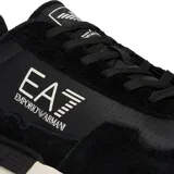 Championes urbanos EA7 Emporio Armani, color negro con detalles en blanco. Presentan un diseño combinado de gamuza y tejido técnico, con el logo de la marca en el lateral y una suela de goma con plataforma.
