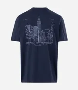 Remera de algodón azul marino con cuello redondo y mangas cortas. Presenta un diseño con estampa minimalista en el frente y una gran ilustración artística del skyline de Nueva York con la frase 'Connected by Movement' en la espalda.