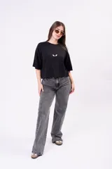 Remera negra de algodón premium, corte oversize boxy, manga corta holgada, cuello a la base y detalle de bordado central en contraste.