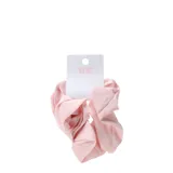 Gomita de pelo tipo scrunchie de tela color rosado claro.