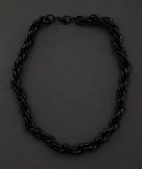 Collar de cadena con eslabones trenzados de diseño robusto y versátil. Fabricado en acero inoxidable con recubrimiento en tono dorado.