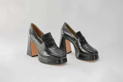 Mocasines negros de cuero con plataforma y tacón cuadrado.