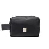 Portacosmético de diseño rectangular en color negro, confeccionado en material textil con acabado liso. Cuenta con una manija lateral para su transporte y un aplique metálico cuadrado con el logo de la marca en el centro.