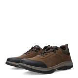 Zapato de estilo outdoor Freeway modelo Terra, confeccionado en cuero nobuk marrón con puntera reforzada en color negro. Presenta detalles de perforaciones laterales, cuello acolchado en tejido técnico y suela de goma con relieve antideslizante.