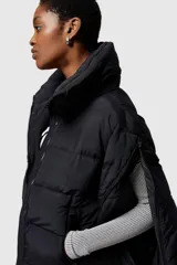 Chaqueta puffer corta negra de nailon con cuello alto y cierre frontal con cremallera.