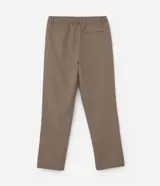 Pantalón de sastrería color beige, de corte holgado y diseño loose, con pliegues frontales, bolsillos laterales y cierre tradicional.