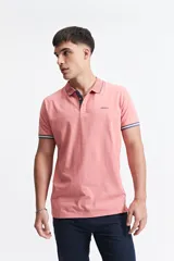 Remera polo color salmón de estilo jersey, corte regular, con logo estampado y detalles en azul marino en cuello y mangas. Confeccionada en algodón y spandex.