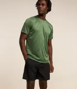 Bermuda deportiva masculina con cintura elástica, cordón de ajuste y bolsillos laterales. Confeccionada en tejido técnico de poliéster ligero, diseñada para brindar libertad de movimiento durante actividades físicas.
