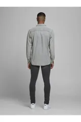 Camisa de denim gris con cuello clásico, cierre con botones y corte slim fit.