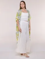 Kimono de gasa ligera con estampado floral en tonos beige y salmón, de silueta amplia, mangas cortas integradas y ruedo asimétrico con detalles de borlas en las puntas.