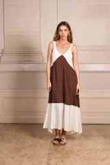 Vestido largo sin mangas, con escote en V y diseño de bloques de color. La parte superior es blanca, la sección media es color camel/marrón claro, y el ruedo inferior es blanco.