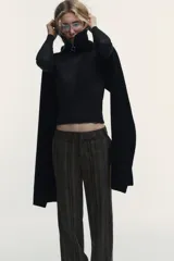Pantalón de tiro alto con diseño de cuadros, corte recto y cintura con trabillas. Cuenta con bolsillos laterales, falsos bolsillos traseros de vivo y cierre frontal con cremallera, botón y ganchos metálicos.