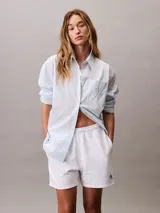 Shorts de talle alto confeccionados en mezcla de algodón y poliéster, con cintura elástica, bolsillos laterales y logo monograma de Calvin Klein bordado en el bajo.