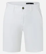 Bermuda masculina slim confeccionada en sarga de algodón con elastano, color beige, con bolsillos laterales tipo chino, bolsillos traseros embutidos con botón, trabillas en la cintura y cierre frontal con botón y cremallera.