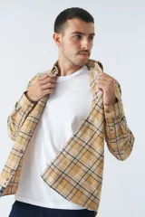 Camisa de hombre a cuadros color rosa, blanco y azul, de corte slim, manga larga, con bolsillo en el pecho y logo bordado.