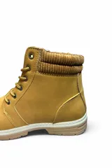 Bota corta de cuero sintético color azul con cordones, suela track tostada y detalle de cuello tejido en lana tono sobre tono.
