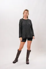 Sweater negro con lurex plateado a rayas verticales, de corte holgado y mangas largas.