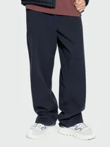Pantalones cargo de gabardina en color azul marino, con corte recto y diseño funcional.