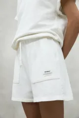 Shorts grises con cintura elástica ajustable y bolsillos laterales.