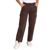Pantalón cargo de corte recto en color marrón oliva, con bolsillos laterales de carga en los muslos, bolsillos frontales profundos y bolsillos traseros de parche. Presenta cierre con cremallera y broche, con costuras reforzadas a lo largo de las piernas.