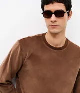 Remera de manga larga confeccionada en terciopelo cotelê de poliéster, con cuello redondo y diseño minimalista de corte regular.