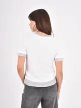 Remera de algodón en color negro con detalles en blanco en el cuello, mangas y ruedo. Presenta un diseño de estilo ringer con terminaciones acanaladas.